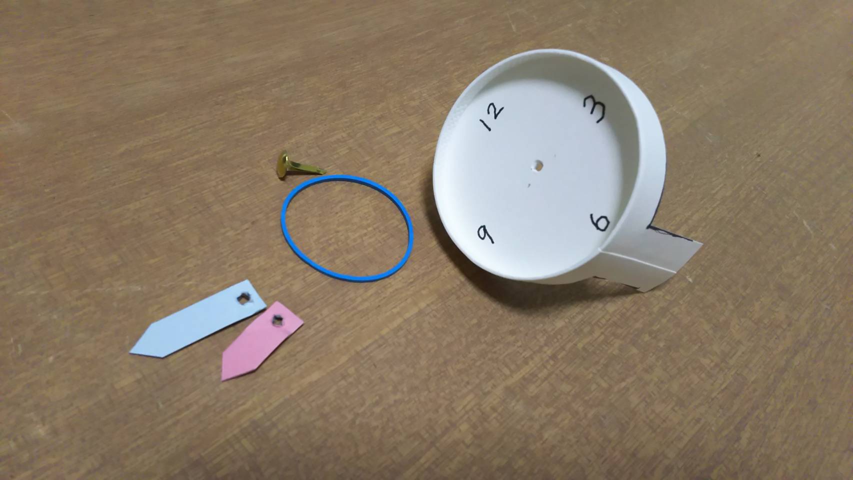 2019年6月前半の工作 『紙コップの腕時計』 - 親子リトミック研究会 マザーズカンパニー（東京都小平市）