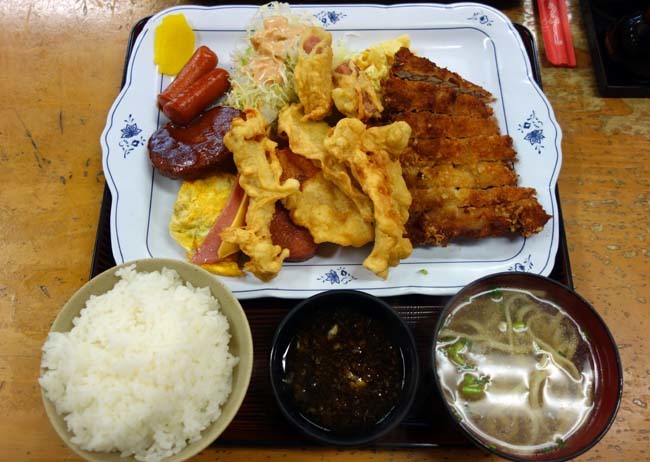 初沖縄の相方なんでメジャーな観光地「首里城」へ♪その前に沖縄大衆食堂でボリュームたっぷり朝食
