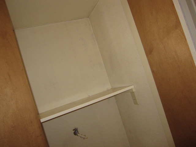 埼玉県所沢市　賃貸物件　壁一部分クロス張り＆洗濯機置き場クロス張替え　作業前　１